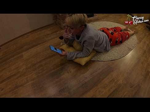 ❤️ Šialená blondínka fajčí obrovský penis a skáče na ňom - análny sex Super porno na nás ❤