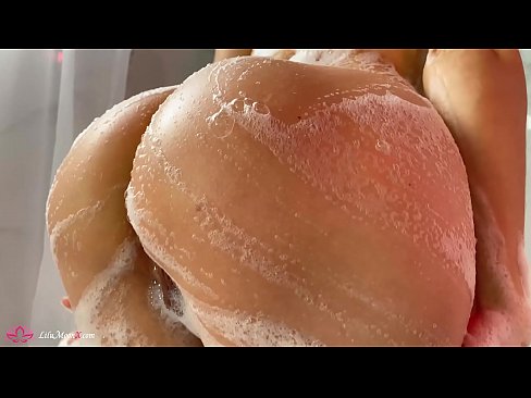 ❤️ Brunetka masturbuje kundičku s vibrátorom až do intenzívneho orgazmu v sprche Super porno na nás ❤