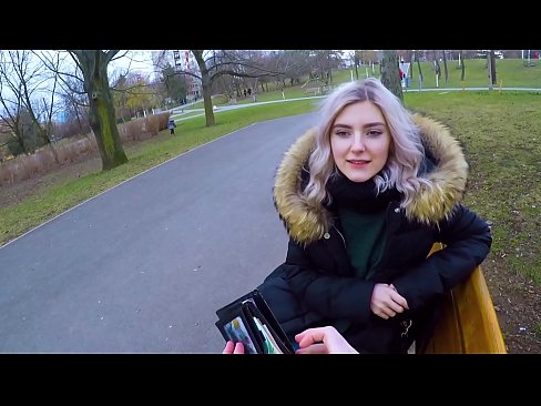 ❤️ Prehltne cudzincovo horúce semeno za peniaze - fajčenie v parku Eva Elfie Super porno na nás ❤