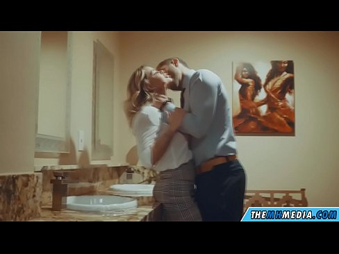 ❤️ Keď vás prsnatá blondínka zvádza na verejných toaletách Super porno na nás ❤